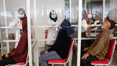 Cinco arrestados en Indonesia por revender kits usados de test COVID Cinco arrestados en Indonesia por revender kits usados de test COVID