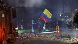 Noche de caos en Bogotá con incendio de puestos policiales