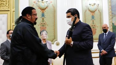 Maduro se reúne con Steven Seagal en el palacio de Miraflores