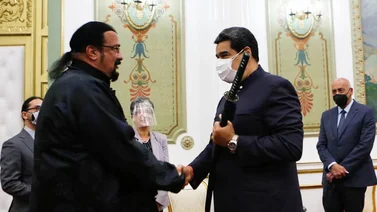Maduro se reúne con Steven Seagal en el palacio de Miraflores