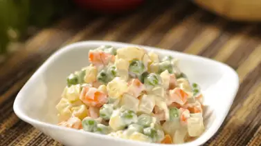 Ensalada rusa, colorida y llena de sabor Ensalada rusa, colorida y llena de sabor