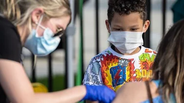 Pfizer pide autorización para vacunar a todos los niños este año