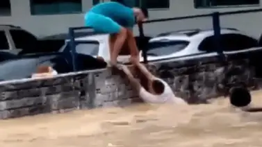 Crecida de río en Manaos arrasa campamento de venezolanos Crecida de río en Manaos arrasa campamento de venezolanos