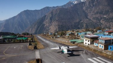 Nepal suspende todos los vuelos tras cifras récord de coronavirus