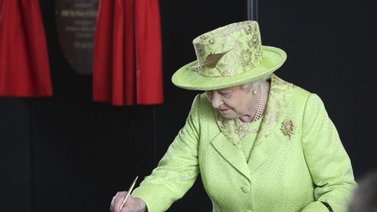 Reina Isabel II celebra los 100 años de la creación de Irlanda