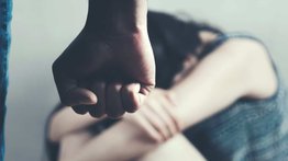 Hombre obligó a su esposa a vivir tres años en una pocilga y comer basura