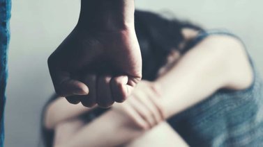Hombre obligó a su esposa a vivir tres años en una pocilga y comer basura