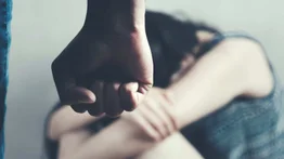 Hombre obligó a su esposa a vivir tres años en una pocilga y comer basura