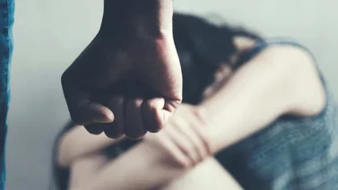 Hombre obligó a su esposa a vivir tres años en una pocilga y comer basura