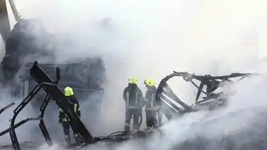 Al menos siete muertos y 14 heridos deja incendio de vehículos en Afganistán Al menos siete muertos y 14 heridos deja incendio de vehículos en Afganistán