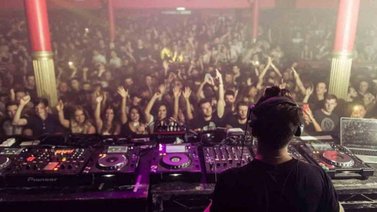 Unas 3 mil personas abarrotan discoteca en prueba piloto anti-covid
