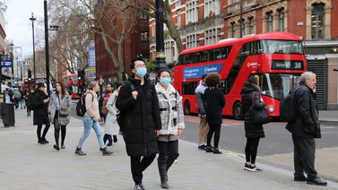 Infecciones por COVID-19 en Reino Unido continúan en descenso