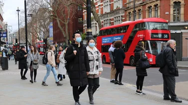 Infecciones por COVID-19 en Reino Unido continúan en descenso