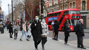 Johnson establece duras restricciones en Londres por alza de contagios Johnson establece duras restricciones en Londres por alza de contagios