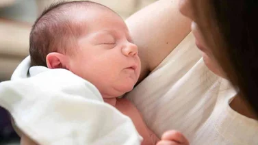 Bebés de madres con COVID pueden nacer antes y con bajo riesgo de infección