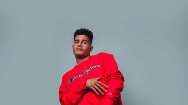 Influencer John Acosta muestra su cambio de look en las redes sociales