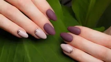 Luce dedos delgados y refinados con uñas almendradas Luce dedos delgados y refinados con uñas almendradas