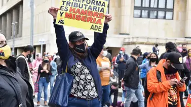 Colombianos protestan en las calles por reforma tributaria Colombianos protestan en las calles por reforma tributaria
