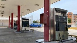 Venezolanos aseguran pagar desayunos con gasolina mientras hacen cola en estaciones de servicio