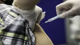 Autoridad sanitaria: Una sola dosis de vacuna contra la COVID-19 reduce a casi la mitad la transmisión