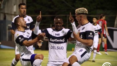 El delantero colombiano Johan Carbonero anota un gol con un tropezón para el Gimnasia