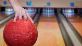 Un hombre coloca las cenizas de su padre dentro de una bola de boliche