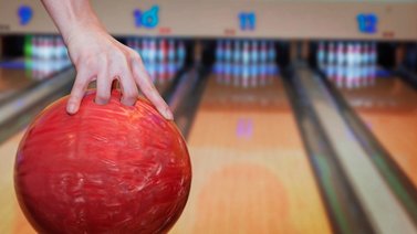 Un hombre coloca las cenizas de su padre dentro de una bola de boliche