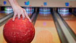 Un hombre coloca las cenizas de su padre dentro de una bola de boliche