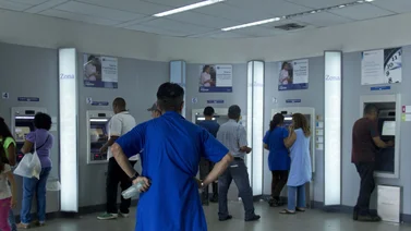 Los nuevos billetes salen a paso de tortuga