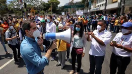 Juan Guaidó acompaña a venezolanos para exigir entrada de vacunas