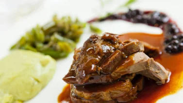 Tradicional asado negro con puré de papas