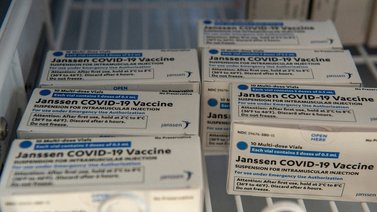 FDA da luz verde a reanudar la vacunación con Johnson & Johnson en EEUU