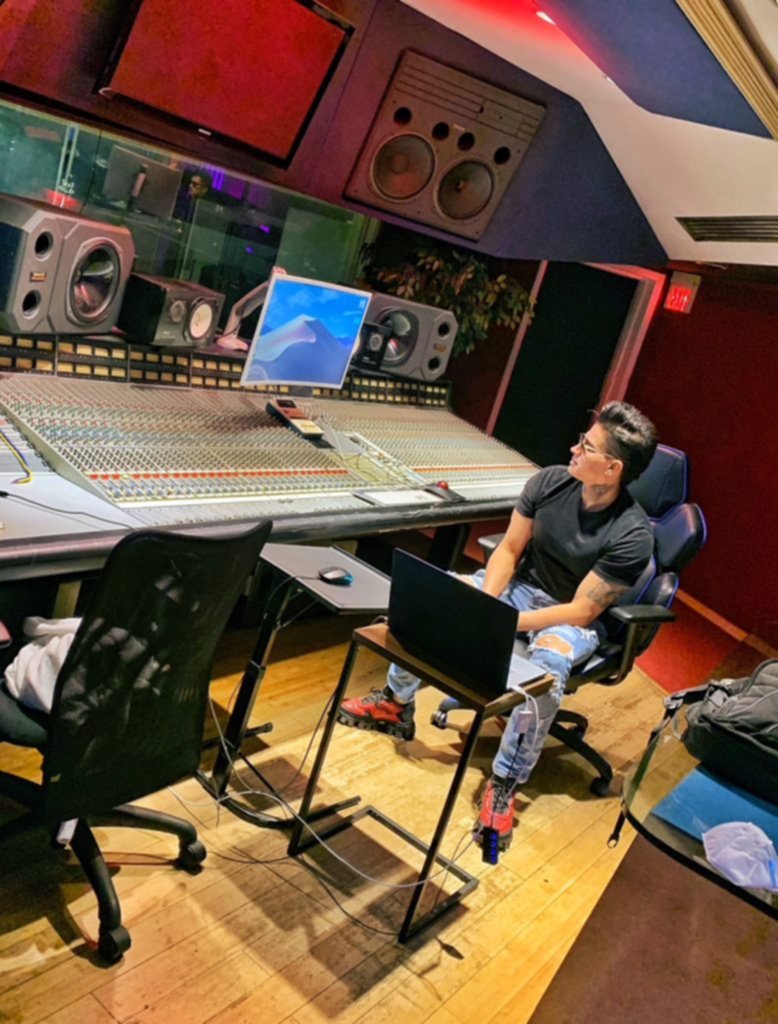 Juan Miguel "vibra" desde su nuevo estudio en Miami