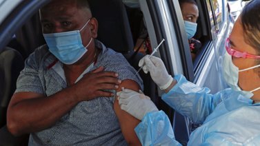 Panamá comienza a vacunar con AstraZeneca a voluntarios