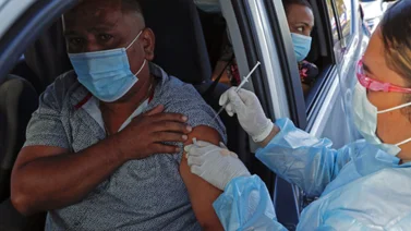 Panamá comienza a vacunar con AstraZeneca a voluntarios