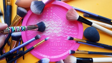 Gadget para limpiar brochas y pinceles de maquillaje