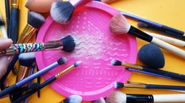 Gadget para limpiar brochas y pinceles de maquillaje