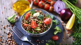 Nutritiva, sana y fresca ensalada de lentejas