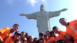 Voluntarios de Río de Janeiro ayudan a calmar el hambre que trajo el COVID