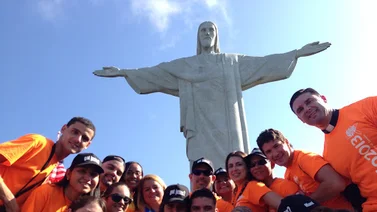 Voluntarios de Río de Janeiro ayudan a calmar el hambre que trajo el COVID