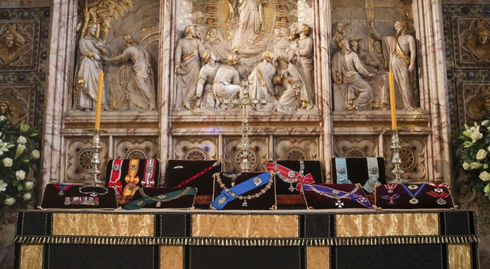 La capilla San Jorge es decorada con insignias militares otorgadas al príncipe Felipe