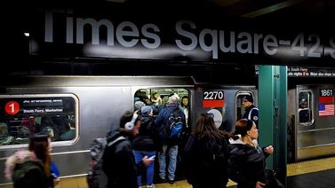 Detienen en estación de metro de Times Square a un hombre con un Kalashnikov