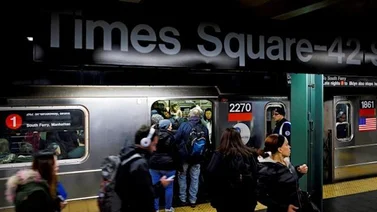 Detienen en estación de metro de Times Square a un hombre con un Kalashnikov