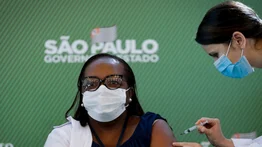 Brasil empieza vacunación contra la gripe en la peor fase de la covid