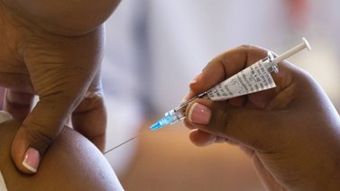 Variante COVID sudafricana puede "atravesar" la vacuna Pfizer