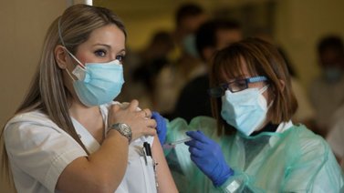 Cambios de criterio causan rechazo en España a vacuna AstraZéneca