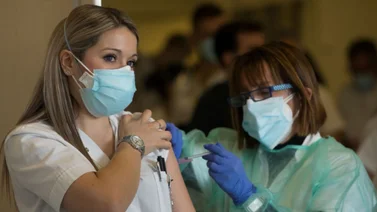 Cambios de criterio causan rechazo en España a vacuna AstraZéneca