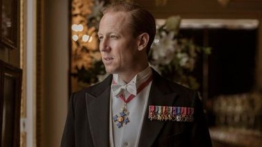 El actor que interpreta al duque en "The Crown" le rinde tributo