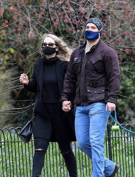 Henry Cavill es capturado con su nueva pareja en Londres (+Fotos) Henry Cavill es capturado con su nueva pareja en Londres (+Fotos)