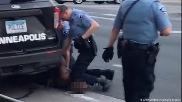 Instructor policial califica de "no autorizada" la inmovilización a Floyd